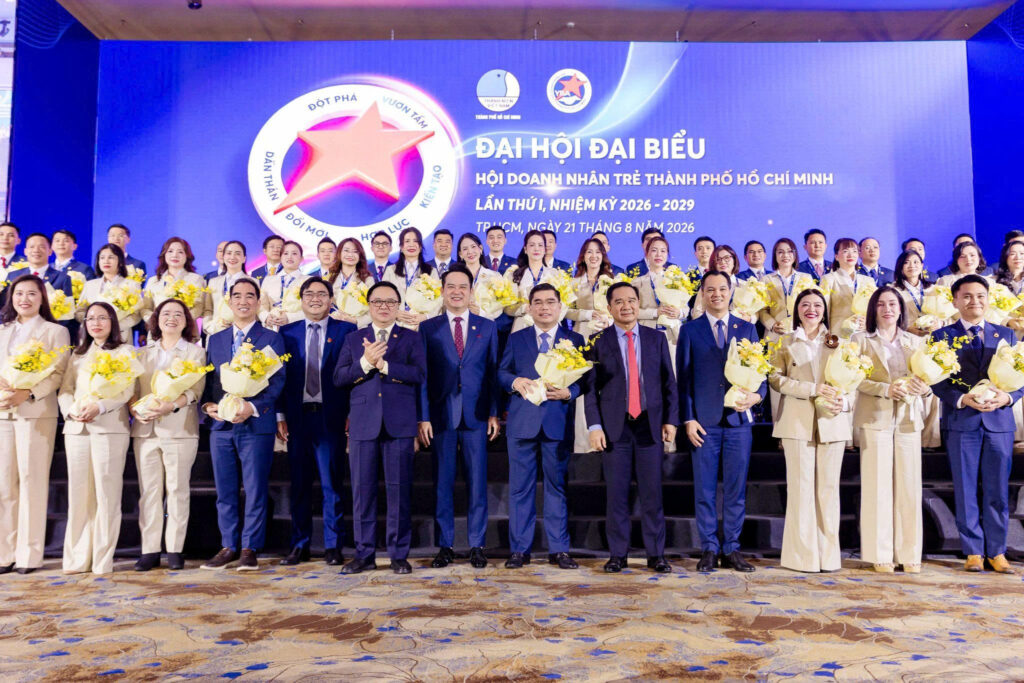 Ban Chấp hành nhiệm kỳ mới ra mắt Đại hội và chính thức nhận nhiệm vụ