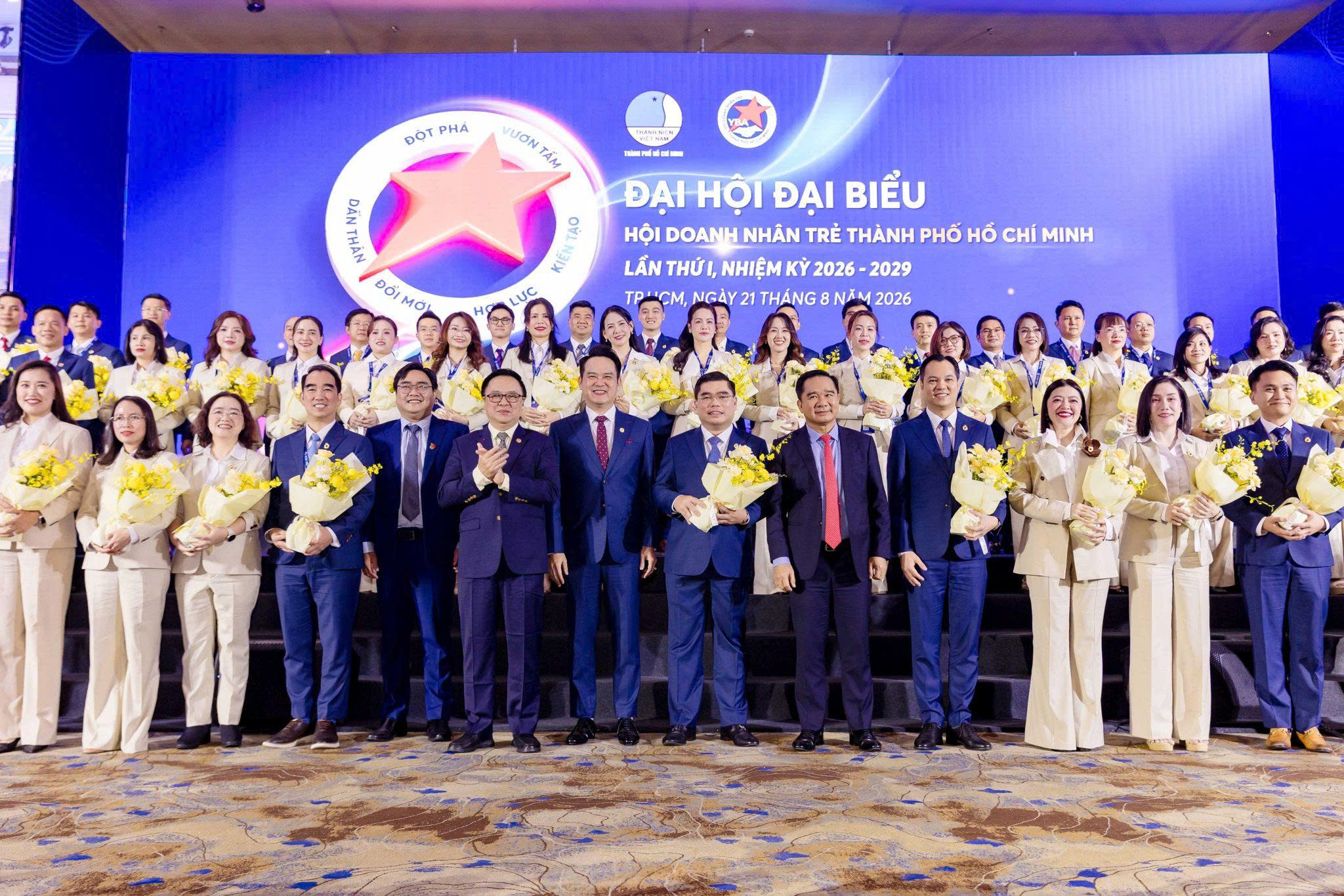 Ban Chấp hành nhiệm kỳ mới ra mắt Đại hội và chính thức nhận nhiệm vụ